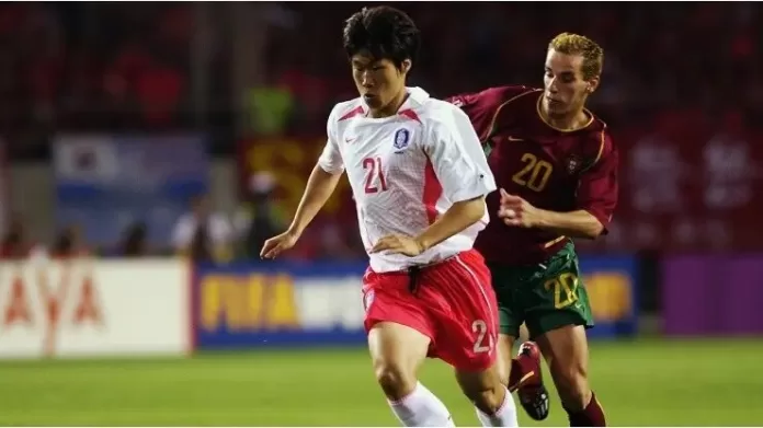 © Shaun Botterill/Getty ImagesJi Sung Park of South Korea holds off Petit of Portugal