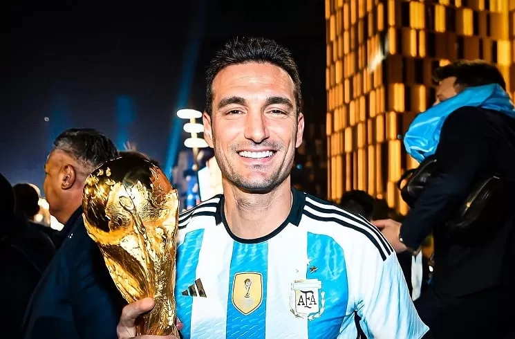 argentina-national-team-coach-lionel-scaloni-trophy-world-cup