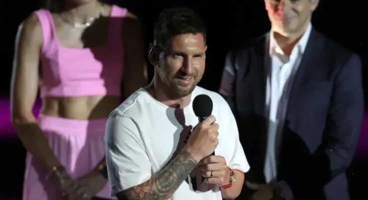 Messi at Inter Miami presentation (1)